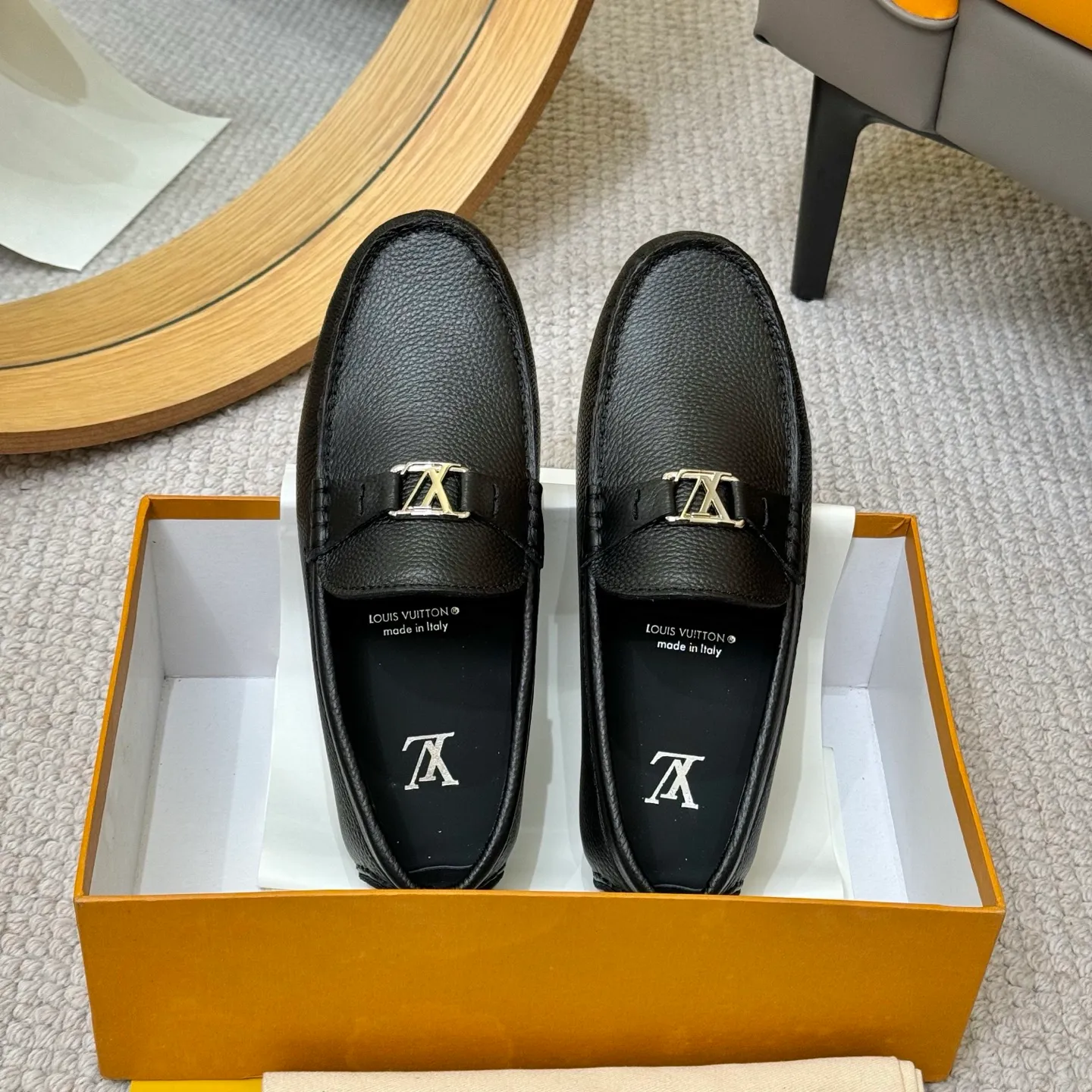 Men's men's shoes 💰420 (Yangli) LV 2⃣️0⃣️2⃣️5️⃣Spring and summer counter GLORIA series models ✈️Original factory special leather production, original last type. A classic driving slip-on casual shoe that shows an elegant style with exquisite craftsmanship details such as Monogram embossing all over the upper🌀Italian imported calfskin fabric Sheepskin foot pads➕Inside～Private mold replica sole Unique style Comfortable driving slip-on Size: 4-12 (38-46) Comes with [Counter packaging: original box, wrapping paper, card, instruction manual, shoehorn, cloth bag] No pressure to enter and leave the counter!